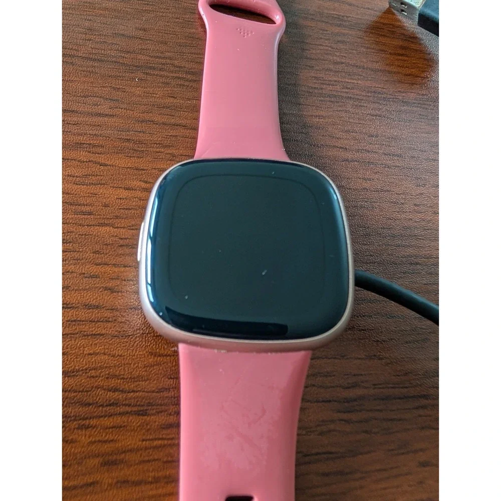Google Fitbit Versa 4 FB523 Smart watch Peach Sand  With Charger TESTED WORKING